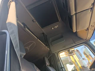 2010  Mercedes 1840 single diff truck 4x2