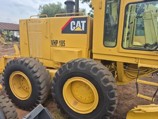 Cat 140H Grader with rippers