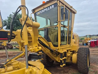 Cat 140H Grader with rippers