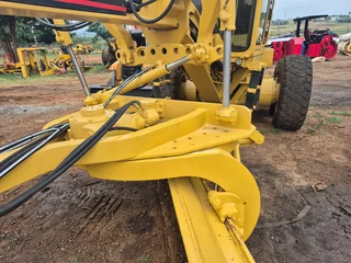 Cat 140H Grader with rippers
