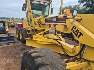 Cat 140H Grader with rippers