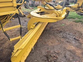 Cat 140H Grader with rippers