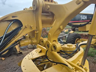 Cat 140H Grader with rippers