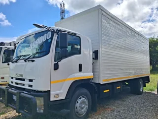 2011 Isuzu 800 manual with box body truck.(8 ton)