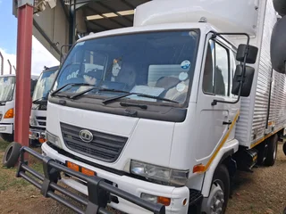 2015 Nissan UD80 with box body truck