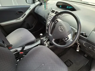 White Toyota Yaris Zen 3