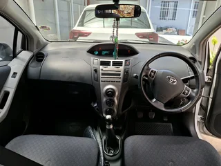 White Toyota Yaris Zen 3