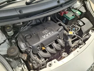 White Toyota Yaris Zen 3