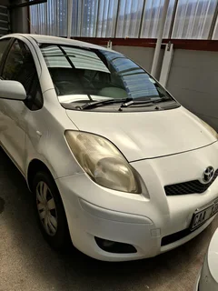 White Toyota Yaris Zen 3