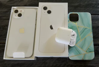 Apple iPhone 13 128GB Starlight Apple AirPods (2nd Gen)