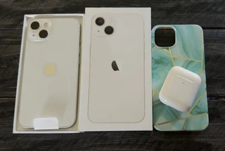 Apple iPhone 13 128GB Starlight Apple AirPods (2nd Gen)