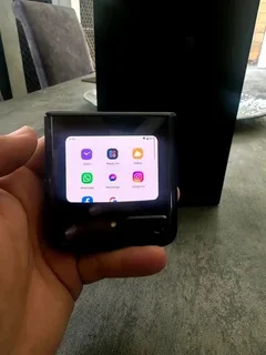 MOTOROLA RAZR 512GB / 12GB INFINITE BLACK (2023)