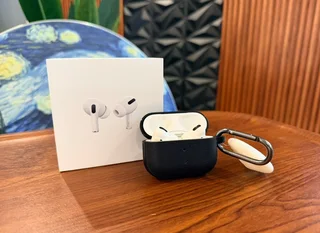 Apple AirPods Pro (1st Gen) with Wireless Charging Case