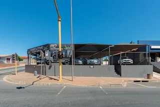 Showroom with awesome exposure in Vredenburg