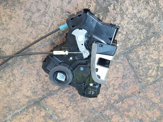 Front Right or Left Door Lock Actuator Motor For 2006-2018 Toyota RAV4