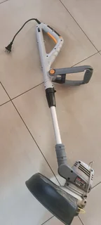 Ryobi 700w electric weedeater trimmer in new condition used once