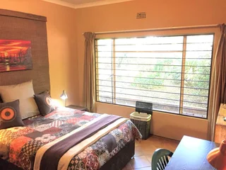 Private Lockable Furnished Room in Secure Young Pro Houseshare – Fibre, Pool, Braai, Pub, Parking