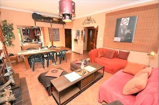 1 DECEMBER-Private lockable room with linen, fibre, pool, garden, braai, pub with games, parking bay