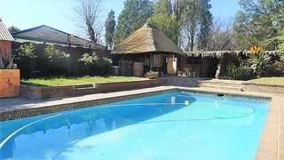 1 DECEMBER-Private lockable room with linen, fibre, pool, garden, braai, pub with games, parking bay