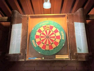 NOW-Private furnished lockable room with linen, 200mbps fibre pool garden braai pub, games, parking