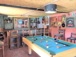 NOW-Private furnished lockable room with linen, 200mbps fibre pool garden braai pub, games, parking
