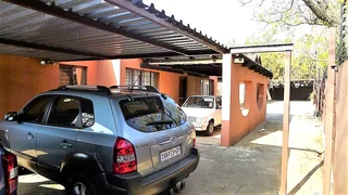 NOW-Private furnished lockable room with linen, 200mbps fibre pool garden braai pub, games, parking