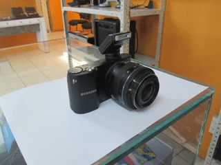 SAMSUNG NX-100 DIGITAL SLR CAMERA IN EXCELLENT CONDITION