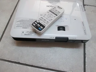 Epson Eb-1781w Wxga 3200 Lumens Color Ultra Slim Projector In Good Condition