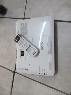 EPSON EB-1781W WXGA 3200 LUMENS COLOR ULTRA SLIM PROJECTOR IN GOOD CONDITION