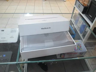 APPLE MACBOOK AIR M1 CHIP 2020 8GB 256GB WITH BOX IN EXCELLENT CONDITION