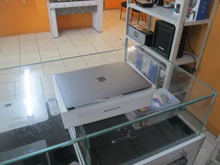 APPLE MACBOOK AIR M1 CHIP 2020 8GB 256GB WITH BOX IN EXCELLENT CONDITION