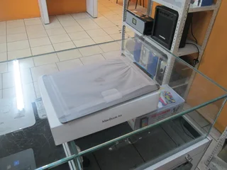 APPLE MACBOOK AIR M1 CHIP 2020 8GB 256GB WITH BOX IN EXCELLENT CONDITION