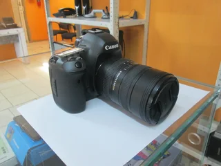 Canon Eos 5dsr Professional Dslr Camera In Bag With Sigma Dg 8-16mmhsm Lens In Good Condition