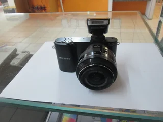 Samsung Nx-100 Digital Slr Camera In Excellent Condition
