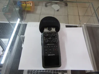 HD-ZOOM XYH-6 PORTABLE HANDY RECORDER IN GOOD CONDITION