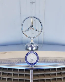 Mercedes-Benz W114/W115 facelift grill star