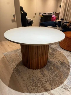 Mobelli Dining Room Table, 6x Chairs and 2x Coffee Tables