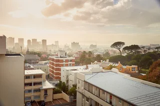 CAPE TOWN: MOUNT SIERRA 2 BEDS 6 SLEEPER; CLOSE TO TOURIST ATTRACTIONS. EXCELLENT LOCATION