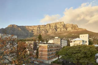 CAPE TOWN: MOUNT SIERRA 2 BEDS 6 SLEEPER; CLOSE TO TOURIST ATTRACTIONS. EXCELLENT LOCATION