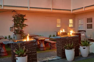 CAPE TOWN: MOUNT SIERRA 2 BEDS 6 SLEEPER; CLOSE TO TOURIST ATTRACTIONS. EXCELLENT LOCATION