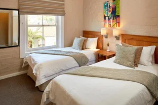 CAPE TOWN: HASTINGS HALL:  2  BEDROOM; 6 SLEEPER EXCELLENT LOCATION. CLOSE TO ALL TOURIST ATTRACTION