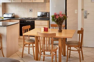 CAPE TOWN: HASTINGS HALL:  2  BEDROOM; 6 SLEEPER EXCELLENT LOCATION. CLOSE TO ALL TOURIST ATTRACTION