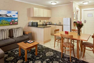 CAPE TOWN: HASTINGS HALL:  2  BEDROOM; 6 SLEEPER EXCELLENT LOCATION. CLOSE TO ALL TOURIST ATTRACTION