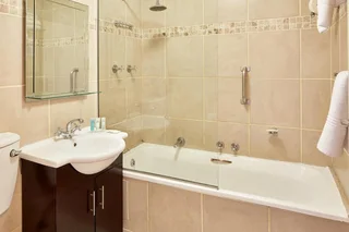 CAPE TOWN: HASTINGS HALL:  2  BEDROOM; 6 SLEEPER EXCELLENT LOCATION. CLOSE TO ALL TOURIST ATTRACTION