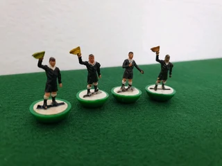 Subbuteo Heavyweight Referee and Linesmen Set
