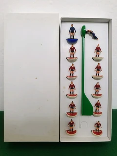 Subbuteo Classic Heavyweight Manchester United Team in White Team Holder