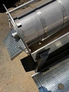 Juice Extractor Separates Juice &amp; Pulp for Crushing Fruit.