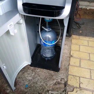 GARAGE/STORAGE FINDS..MIDEA HOT &amp; COLD WATER DISPENSER IN NICK CONDITION FOR SAKE IN KLEINMOND.