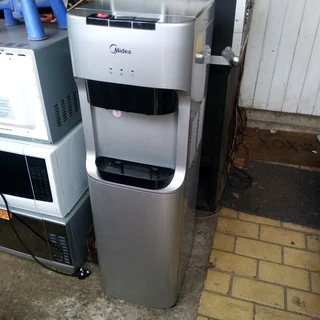 Garage/storage Finds..midea Hot &amp; Cold Water Dispenser In Nick Condition For Sake In Kleinmond.