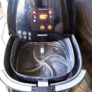 GARAGE/STORAGE FINDS.GOOD CONDITION PHILLIPS DIGITAL AIR FRYER FOR SALE IN KLEINMOND.